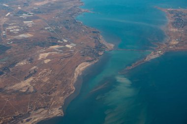 Deniz adaları üzerinde uçan, uçaktan görünümü.