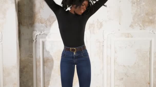 Femme noire en jeans et pullover danse en talons hauts — Video