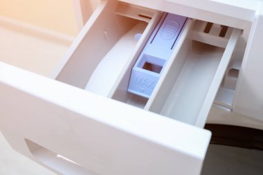 Çamaşır makinesinin boş deterjan çekmecesini aç