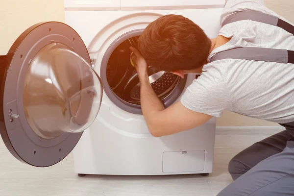 Servicemann repariert kaputte Waschmaschine — Stockfoto