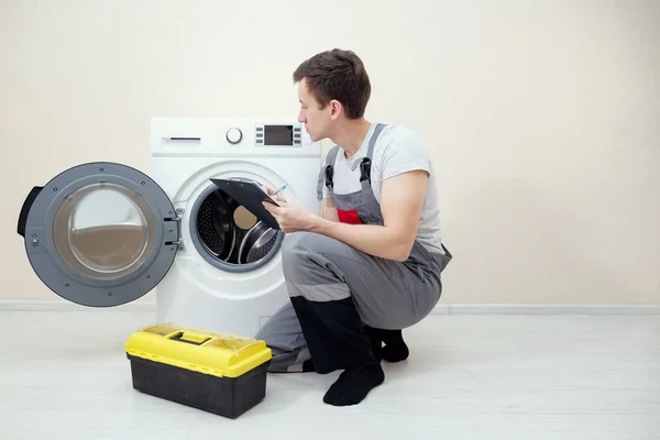 Servicekräfte überprüfen Waschmaschine — Stockfoto