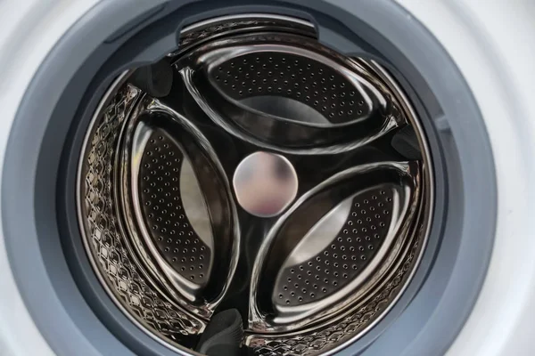 Leere Trommel moderner Waschmaschine mit offener Tür — Stockfoto