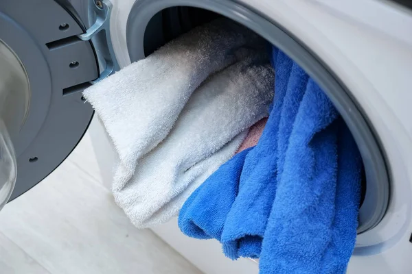 Waschmaschine mit Wäsche in Trommel — Stockfoto