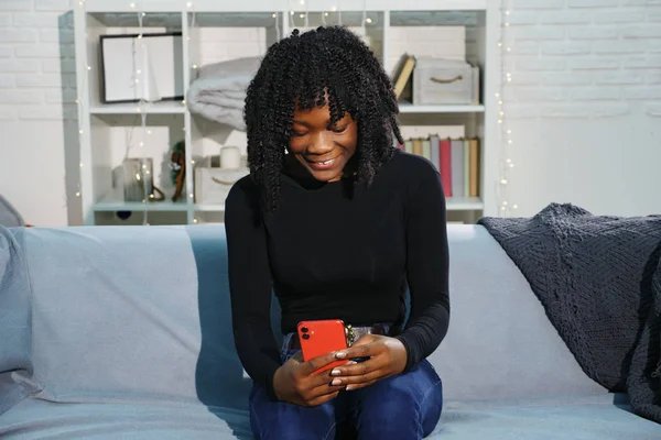 Mujer afroamericana con tipos de pelo rizado en el teléfono inteligente —  Fotos de Stock