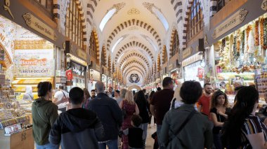 Türk alışveriş merkezindeki mağazalar ve dükkanlar arasında mutlu turistler geziniyor