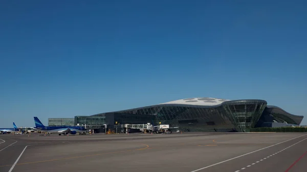 Самолёты, припаркованные в международном аэропорту Гейдара Алиева — стоковое фото