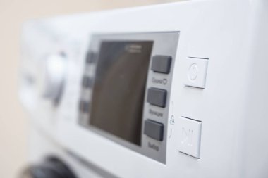 Çamaşır makinesinin kontrol panelindeki boş ekran ve düğmeler
