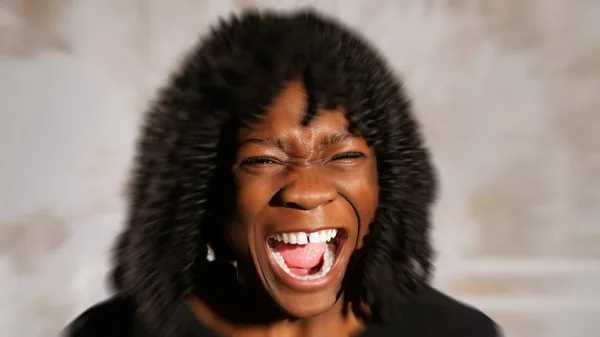 Eal Afro Amerykanka krzyczy w gniewie i płacze — Zdjęcie stockowe