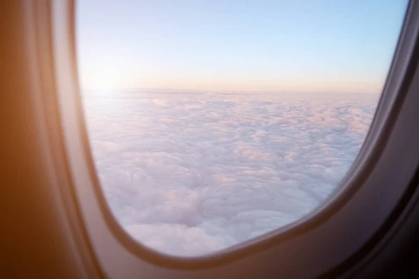 Wspaniały widok z lotu ptaka nad chmurami z okna samolotu. — Zdjęcie stockowe