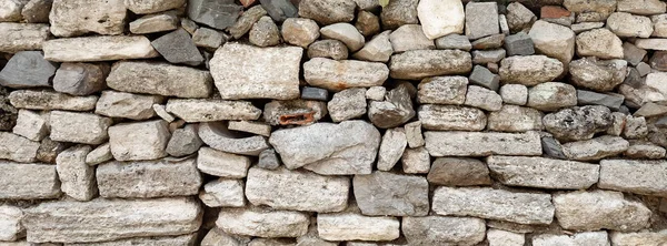 Стена из разных камней, не связанных друг с другом. Текстура — стоковое фото