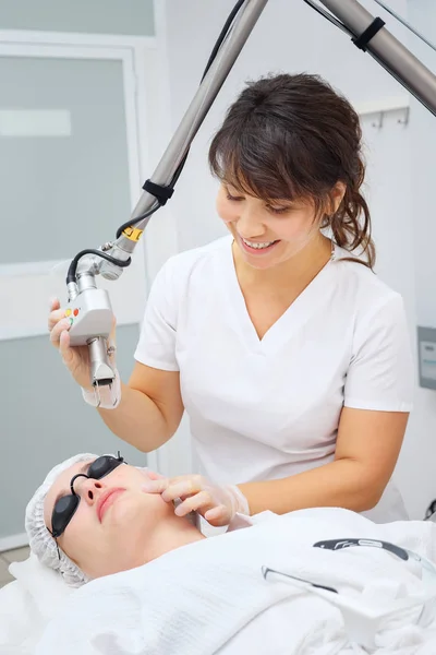 Medical salon employee uses neodymium laser removing scars — Stock Photo, Image