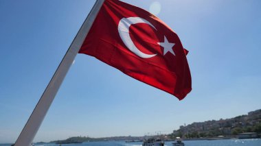 Türk bayrağı ışıl ışıl denizde seyreden gemilere dalkavukluk ediyor