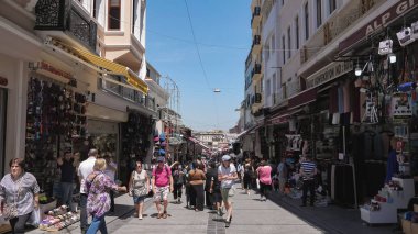 İstanbul caddesinde turistler ve yerel halk mağazaların önünden geçiyor