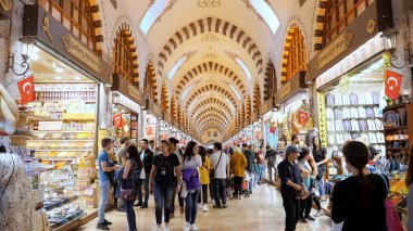 Türk alışveriş merkezindeki mağazalar ve dükkanlar arasında mutlu turistler geziniyor