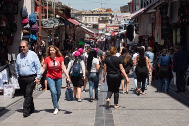 İstanbul caddesinde turistler ve yerel halk mağazaların önünden geçiyor