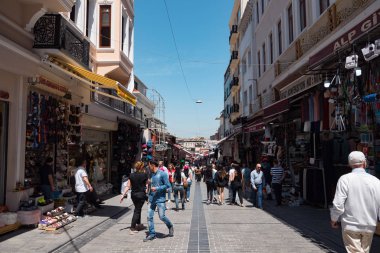 İstanbul caddesinde turistler ve yerel halk mağazaların önünden geçiyor