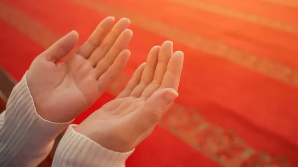 Palmas mão mulher orar a Deus por ajuda na mesquita islâmica — Fotografia de Stock