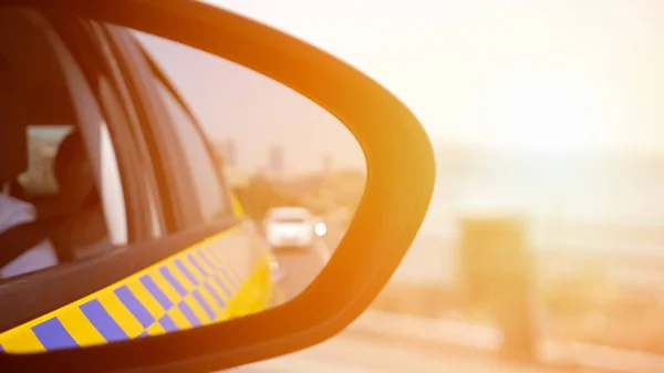 Tráfego de carros ao longo da visão da estrada no espelho do lado esquerdo do automóvel — Fotografia de Stock