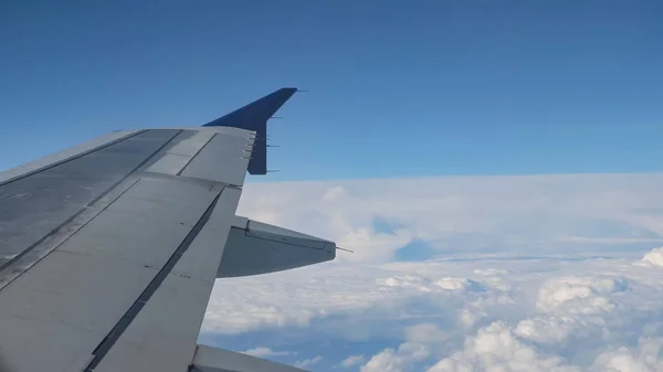 Latanie na płaszczyźnie na powierzchni chmur, widok z okna na skrzydle. — Zdjęcie stockowe