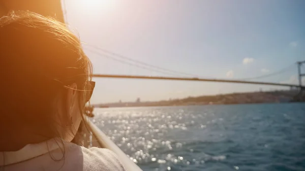 Женщина любит морские прогулки на лодке в мерцающем море — стоковое фото