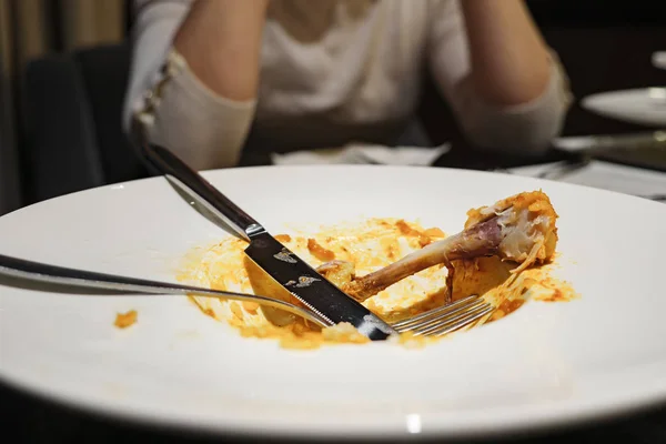 Špinavý talíř se spotřebiči a kostí na stole — Stock fotografie