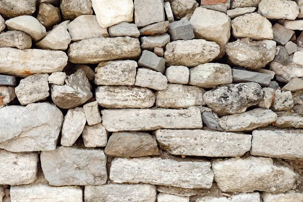 Стена из разных камней, не связанных друг с другом. Текстура — стоковое фото