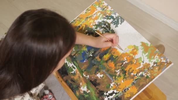 Молодая женщина в свободное время рисует картину по числу — стоковое видео