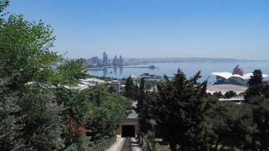 Binalar ve deniz tarafından yıkanan kıyı şeridi ile şehir manzarası