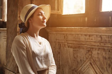 Ayasofya Müzesi 'nin penceresinde duran şapkalı kadın..