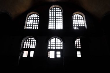Ayasofya Müzesi 'nin geniş pencereleri. İç görünüm
