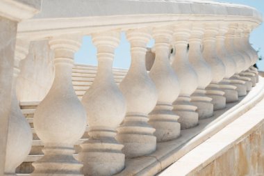 Barok tarzında taştan yapılmış merdiven korkulukları.