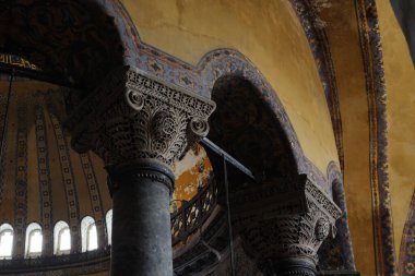 Ayasofya Müzesi 'nde sütunlar ve süsler oyulmuş.