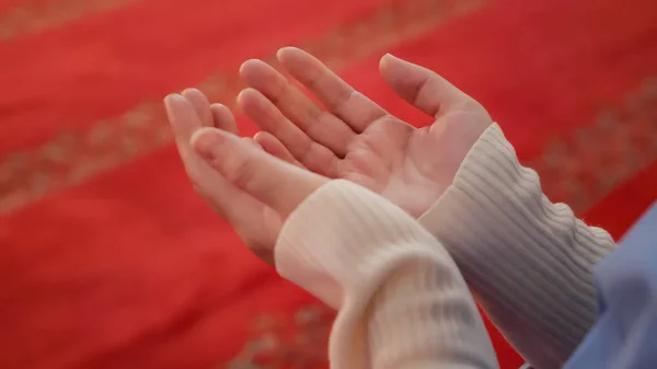 Telapak tangan wanita berdoa kepada Allah untuk bantuan di masjid Islam — Stok Foto