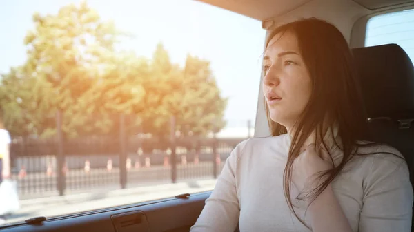 Mulher definha de tempo quente e viaja de carro — Fotografia de Stock