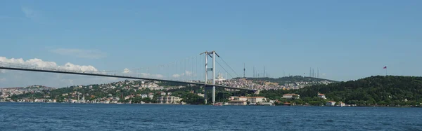 Панорамный вид на азиатскую часть Стамбула с моря. Мост мучеников 15 июля — стоковое фото