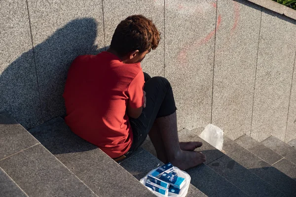 土耳其伊斯坦布尔- 2019年7月30日：在楼梯上没有鞋子的乞讨少年 — 图库照片
