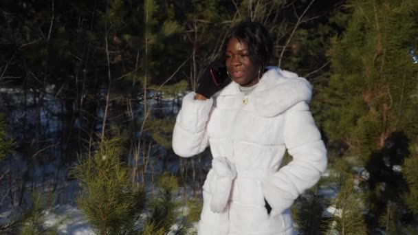 Femme noire parle au téléphone avec des amis contre les plantes vertes — Video