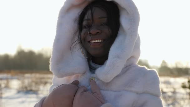 Mujer afroamericana posa sonriendo en sesión de fotos en invierno — Vídeos de Stock