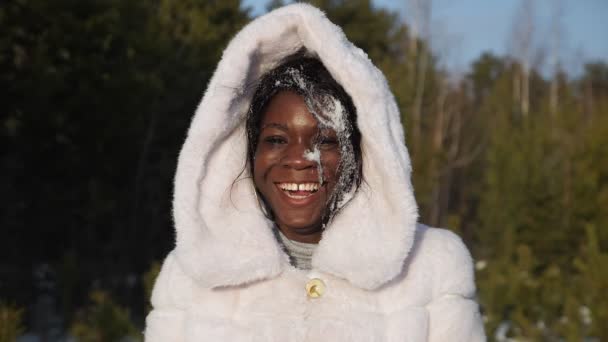 Senhora muito feliz com neve no rosto sorrisos — Vídeo de Stock