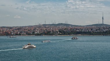 Açık havada İstanbul 'un güzel panoramik manzarası. Denizdeki gemi