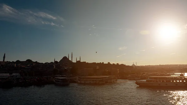 View of the evening Istanbul from the Galata bridge. Sulaymaniyah mosque — Stock Photo, Image