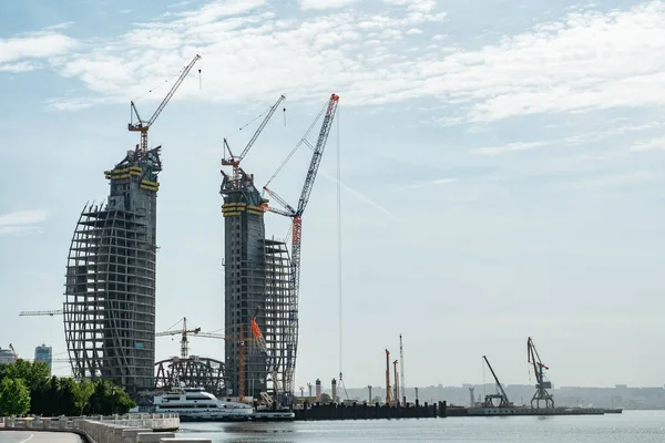 Bau von Hochhäusern auf dem Baku-Damm — Stockfoto