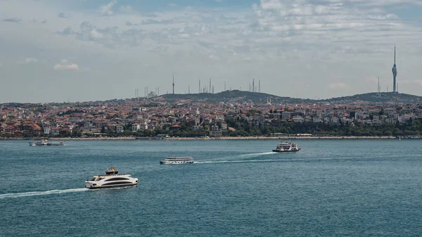Панорамный вид Стамбула в ясный день. Корабль в море — стоковое фото