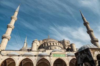 Avludan mavi cami manzarası