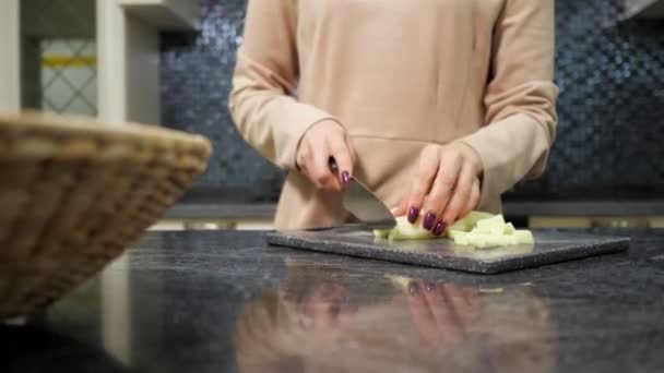 Tapasztalat háziasszony darabok zöldség főzés étel ebédre — Stock videók
