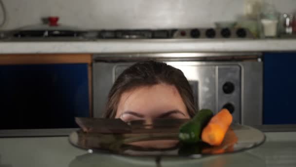 Fille jette un coup d'oeil sur la table et prend la barre de chocolat de la plaque — Video