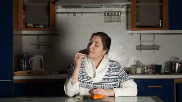 Mujer huele chocolate con ganas de comer y cambia de opinión — Vídeos de Stock