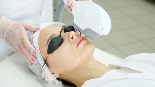 Skönhetssalong terapeut i handskar tar bort hår med laser — Stockvideo