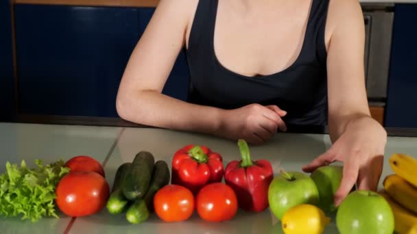 Mulher leva maçã da mesa e come desfrutar de comida saudável — Vídeo de Stock