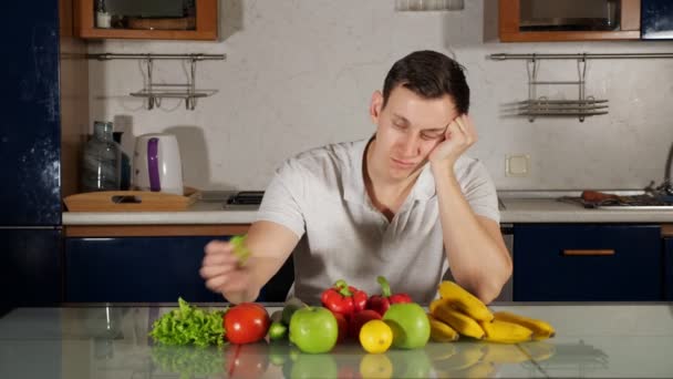 Triste hombre hambriento come lechuga fresca siguiendo dieta de bienestar — Vídeos de Stock